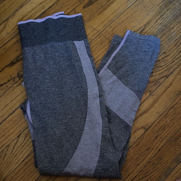 PINK Victoria's Secret Charcoal and Light Gray Leggings - Picture 1 of 3
